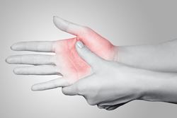 How can plastic surgeons help treat thumb arthritis?